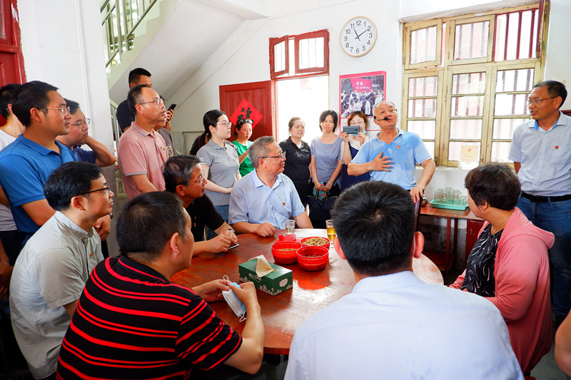 党史学习教育主题教学《总书记来我家》_副本.jpg