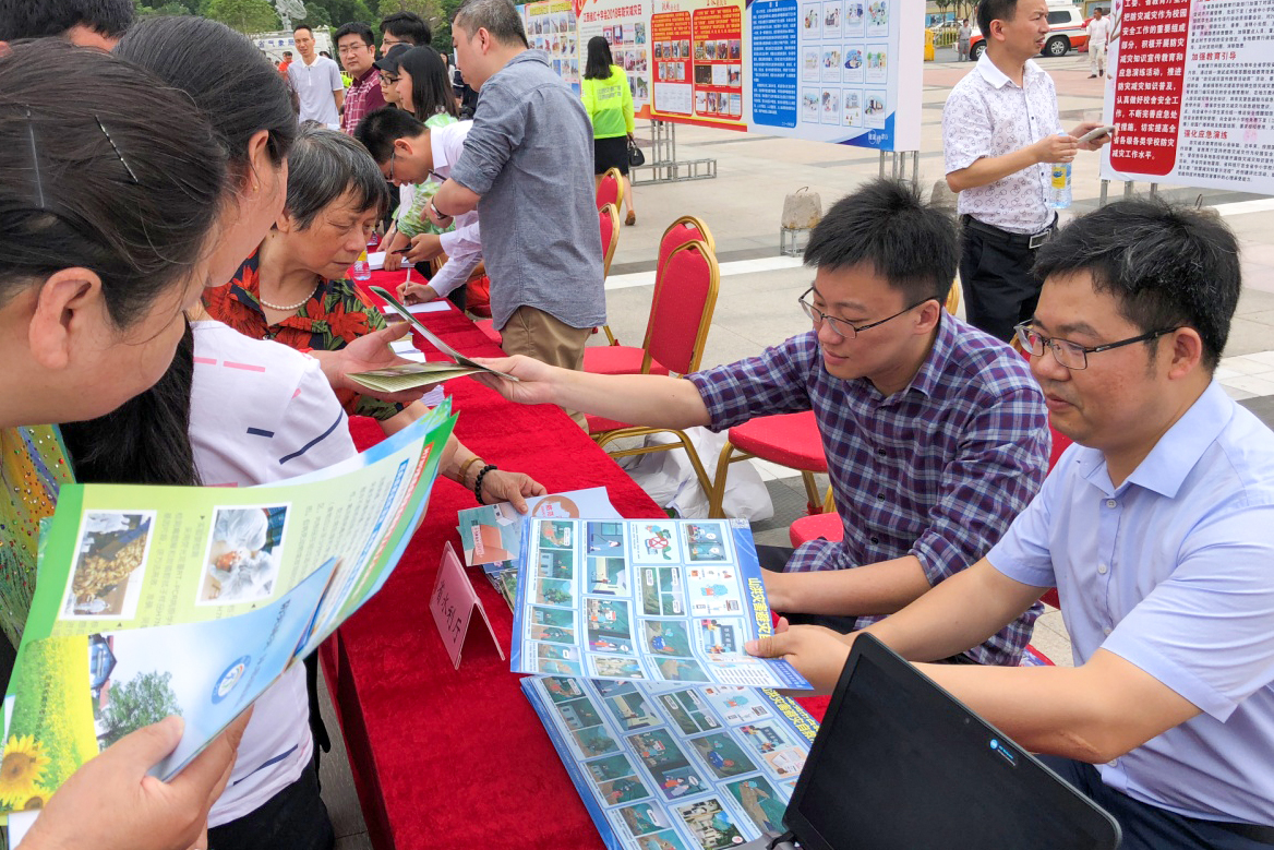 2-南昌八一广场开展防灾减灾科普活动.jpg