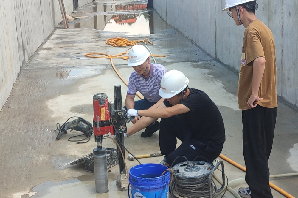 2-在梅江灌区参与取样试验_副本.jpg